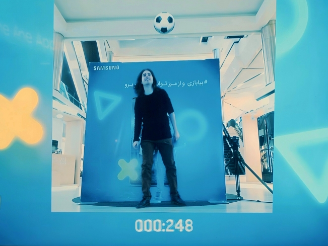 Play soccer with Samsung